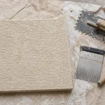 Crépi gratté beige : texture et taloche pour façade