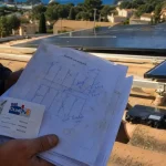 Installation panneaux solaires Toulon : panneaux photovoltaïques en pose sur un toit