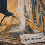 Nettoyage facade var : vapeur sur façade, technicien au chantier