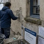 Ravalement de façade rennes : façade humide, diagnostic et échafaudage sur chantier