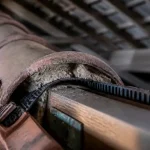 Faitage du toit fissuré : mortier friable ou pose à sec