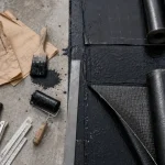 Rouleaux bitume pour toit 4 mm : pose à froid ou au chalumeau