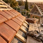Toiture tuile plate : tuiles plates en terre cuite sur chantier